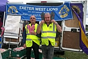 Lion Twiggy & Lion Neil on the FLIP-FLOP stall